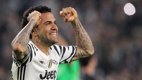 Dani Alves celebra un gol con la Juventus