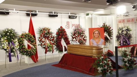 Capilla ardiente de Carme Chac&oacute;n instalada en la sede del PSOE, en Ferraz