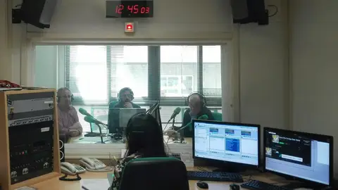 Al fondo y de izquierda a derecha, Martínez Carpena, Alberto Jiménez y José Ruiz, en los estudios de Onda Cero. Programa