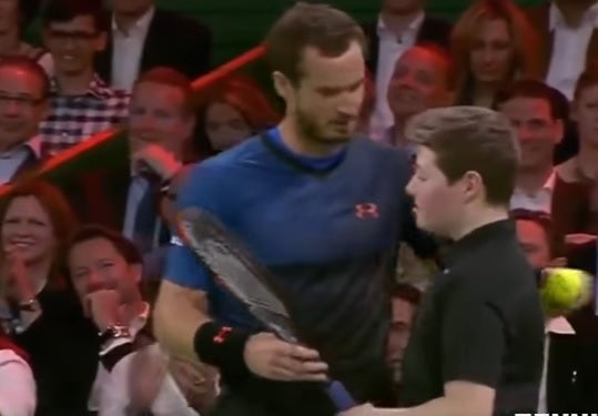 Punto de partido para Federer y... ¡Murray cede su raqueta a un recogepelotas! Punto de partido para Federer y... ¡Murray cede su raqueta a un recogepelotas!