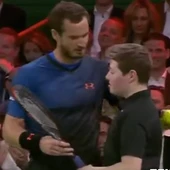 Murray le cede el último punto al recogepelotas Murray le cede el último punto al recogepelotas
