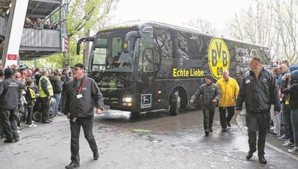 El autobús del Borussia Dortmund, a su paso por las calles de la ciudad alemana