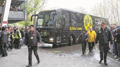 El autob&uacute;s del Borussia Dortmund, a su paso por las calles de la ciudad alemana
