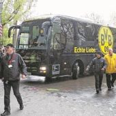 El autobús del Borussia Dortmund, a su paso por las calles de la ciudad alemana