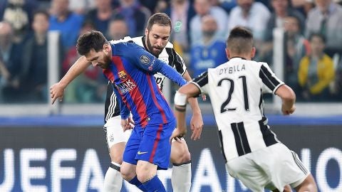 Leo Messi defendiendo un bal&oacute;n frente a Dybala e Higua&iacute;n