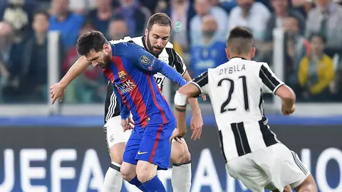 Leo Messi defendiendo un balón frente a Dybala e Higuaín Leo Messi defendiendo un balón frente a Dybala e Higuaín