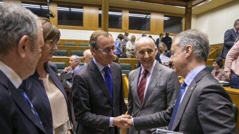 Alfonso Alonso e &Iacute;&ntilde;igo Urkullu en el Parlamento Vasco