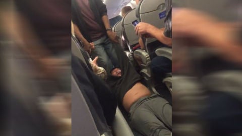Pasajero arrastrado fuera de un avi&oacute;n por overbooking