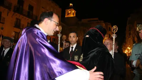 Momento de la liberación del preso por parte del Cristo del Perdón de Elche en 2011. Semana Santa