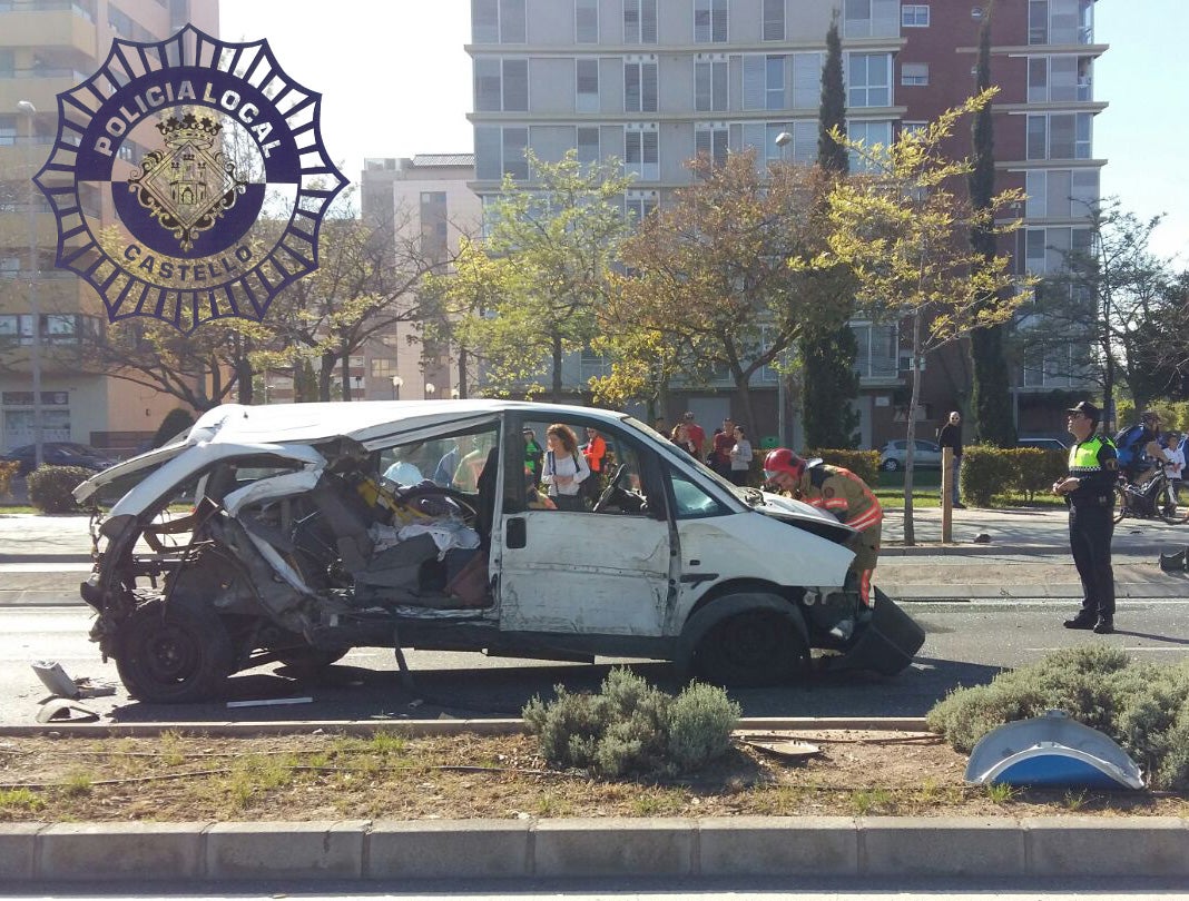 Un turismo se sale de la vía y colisiona contra un semáforo situado en la Ronda Norte a su paso por la calle Pintor Carbo Un turismo se sale de la vía y colisiona contra un semáforo situado en la Ronda Norte a su paso por la calle Pintor Carbo