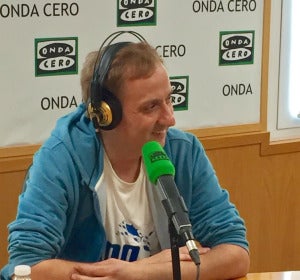 Albert Espinosa presenta su nueva novela en Julia en la Onda Albert Espinosa presenta su nueva novela en Julia en la Onda