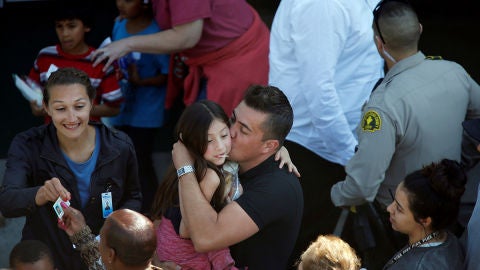 Un grupo de ni&ntilde;os fue evacuado de la escuela de San Bernardino