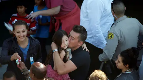 Un grupo de niños fue evacuado de la escuela de San Bernardino Un grupo de niños fue evacuado de la escuela de San Bernardino