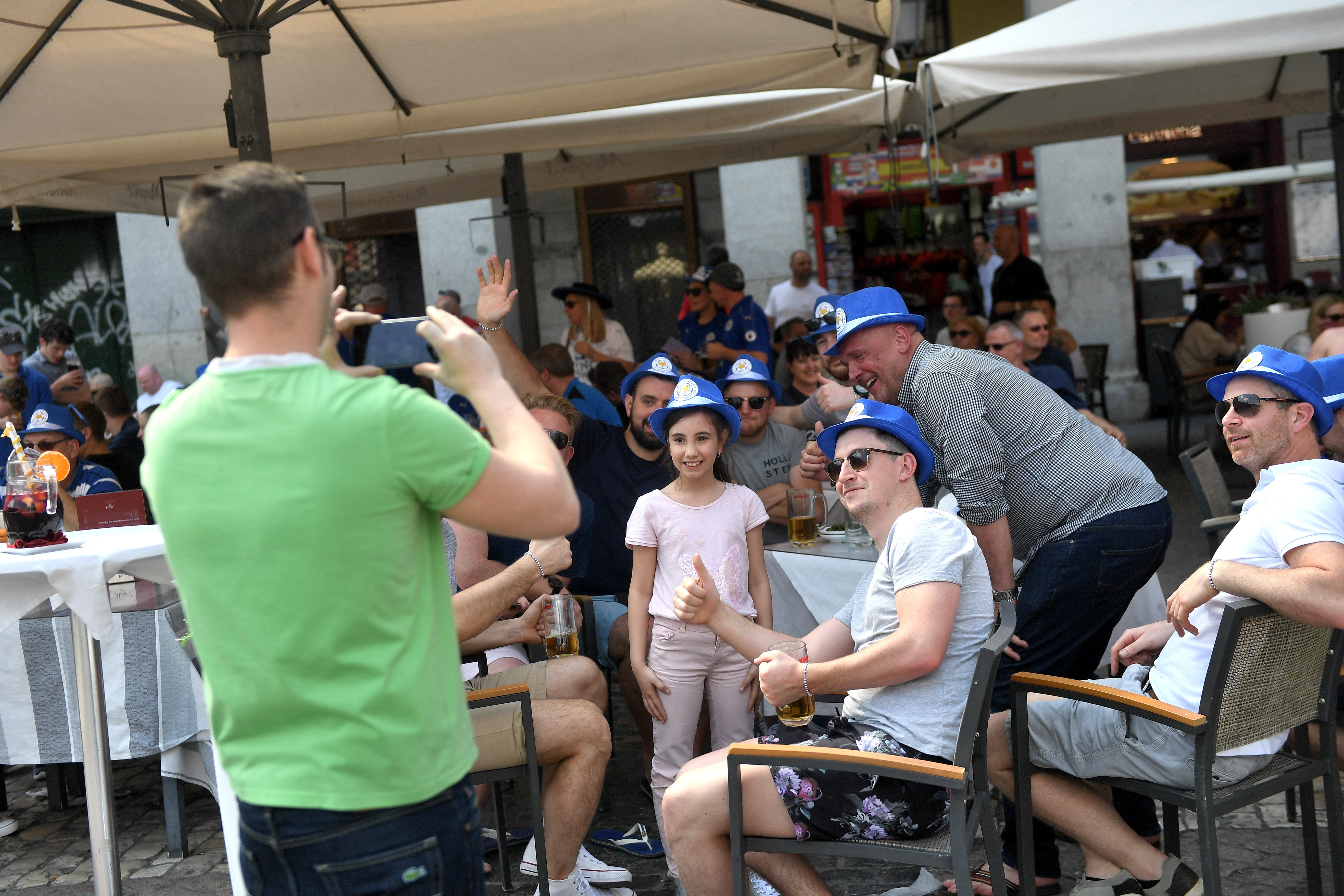 Cinco heridos y ocho detenidos en una carga policial a seguidores del Leicester Cinco heridos y ocho detenidos en una carga policial a seguidores del Leicester