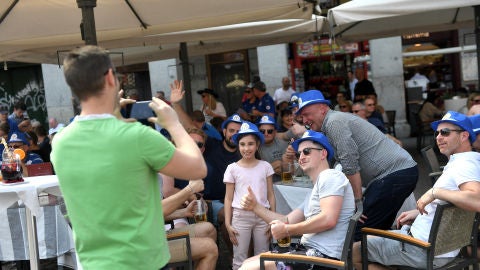 Aficionados del Leicester disfrutan de una terraza en Madrid