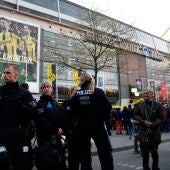 Policías fuera del estadio del Dortmund, en Alemania