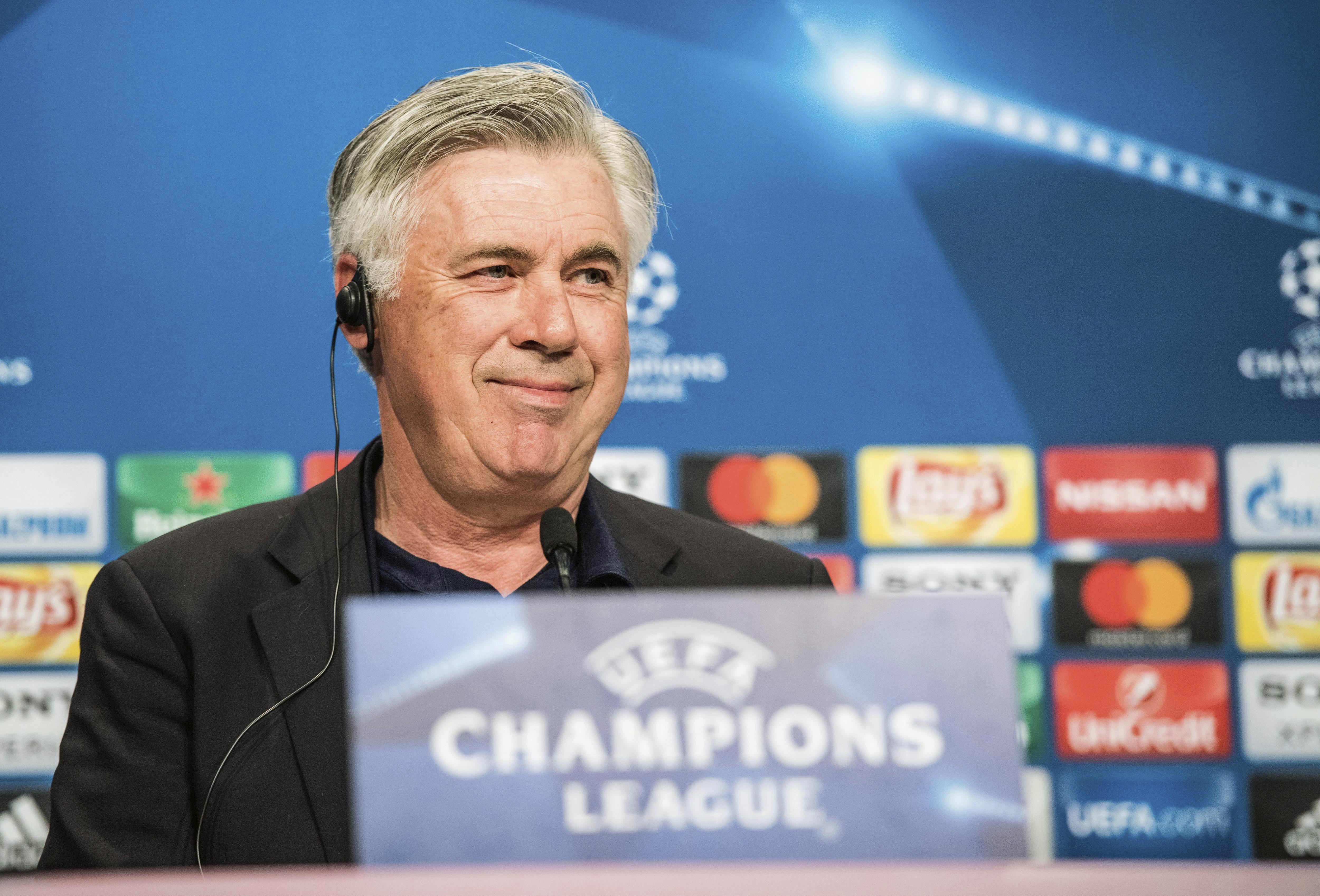 Ancelotti: "Con Cristiano en el banquillo, Benzema en la tribuna y Bale en casa tendría un poco de tranquilidad" Ancelotti: "Con Cristiano en el banquillo, Benzema en la tribuna y Bale en casa tendría un poco de tranquilidad"