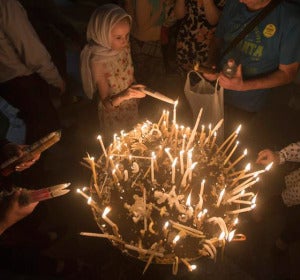 Peregrinos encienden velas en la Iglesia del Santo Sepulcro en el centro antiguo de Jerusalén Peregrinos encienden velas en la Iglesia del Santo Sepulcro en el centro antiguo de Jerusalén