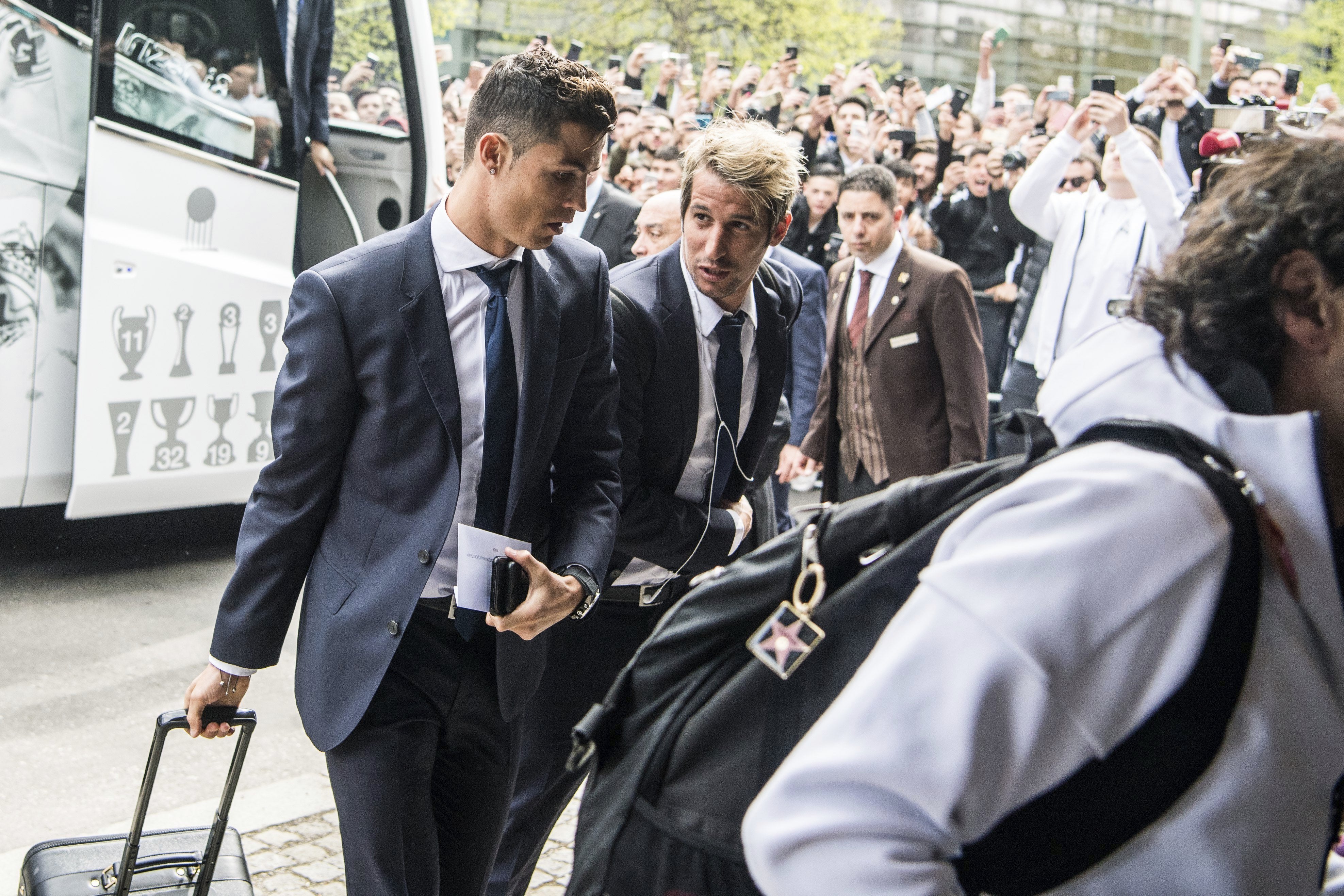 La policía alemana recomienda a los jugadores del Real Madrid viajar agachados y alejados de las ventanillas La policía alemana recomienda a los jugadores del Real Madrid viajar agachados y alejados de las ventanillas