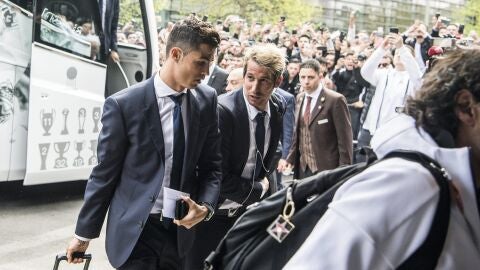 Cristiano y Coentrao se bajan del autob&uacute;s del Real Madrid en M&uacute;nich
