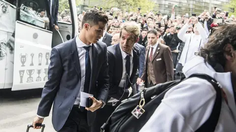 Cristiano y Coentrao se bajan del autobús del Real Madrid en Múnich Cristiano y Coentrao se bajan del autobús del Real Madrid en Múnich