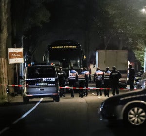 El autobús del Borussia Dortmund, acordonado por la policía alemana El autobús del Borussia Dortmund, acordonado por la policía alemana