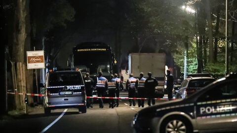El autob&uacute;s del Borussia Dortmund, acordonado por la polic&iacute;a alemana