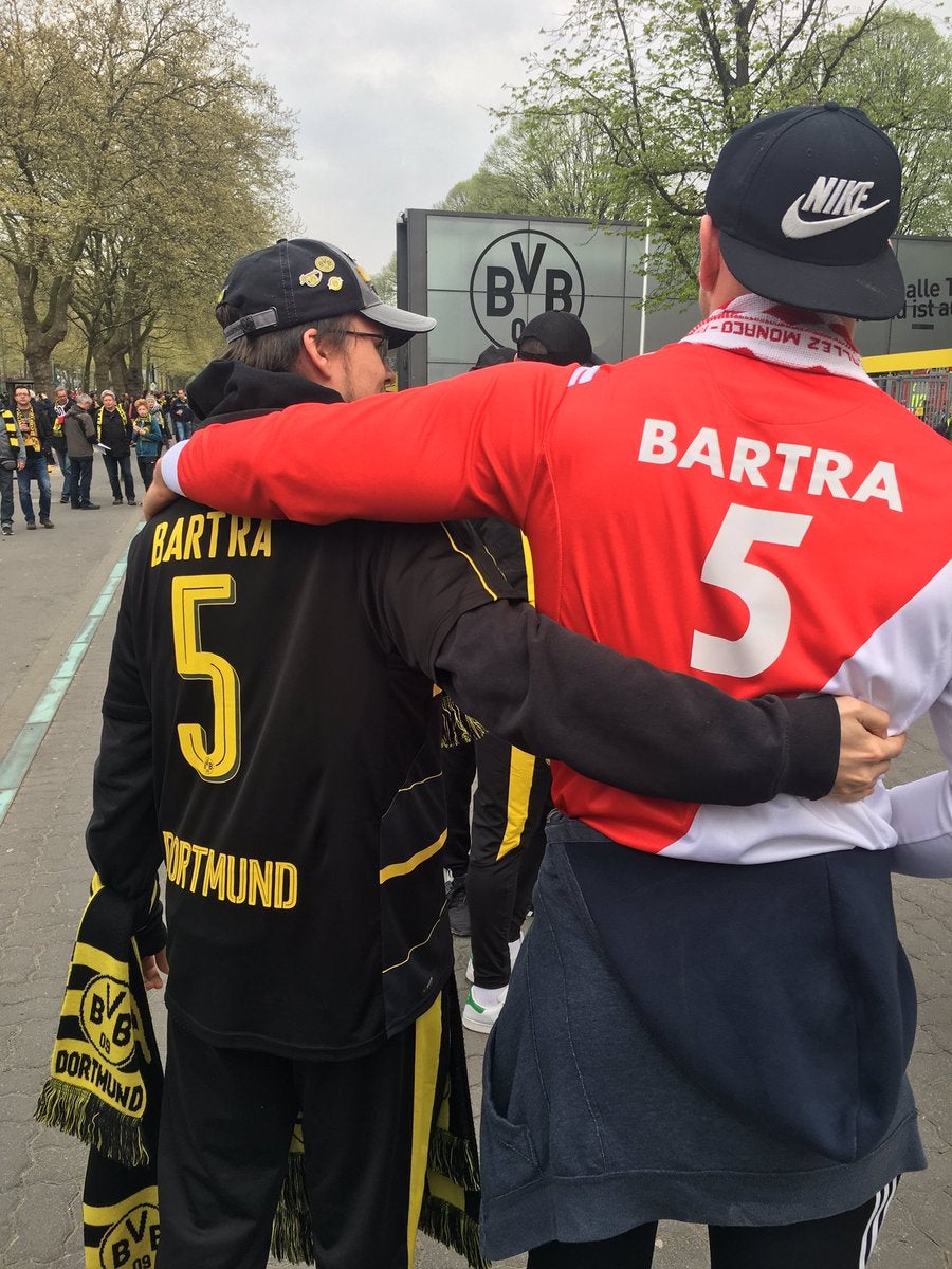Las aficiones del Dortmund y del Mónaco, unidas por Marc Bartra Las aficiones del Dortmund y del Mónaco, unidas por Marc Bartra