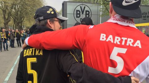 La afici&oacute;n del Dortmund y del M&oacute;naco, unidas por Marc Bartra
