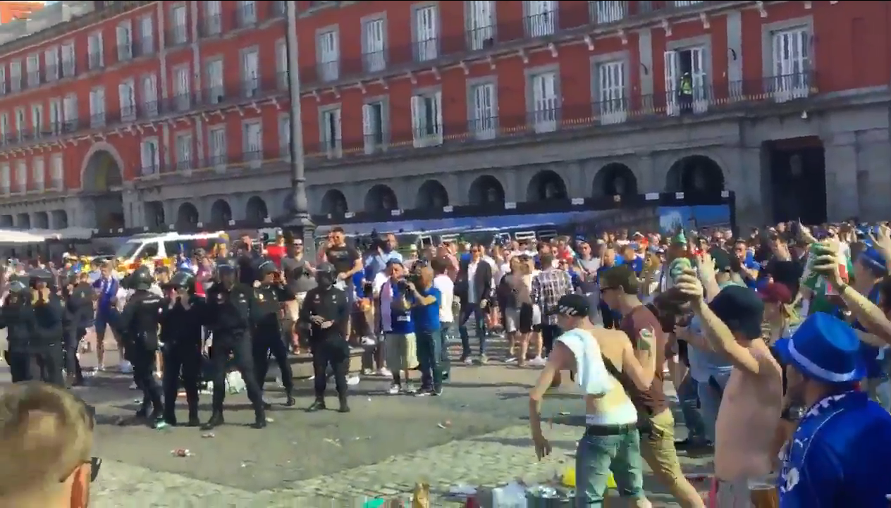 Hinchas del Leicester cargan contra la Policía en la Plaza Mayor: "¡Españoles bastardos, Gibraltar es nuestro!" Hinchas del Leicester cargan contra la Policía en la Plaza Mayor: "¡Españoles bastardos, Gibraltar es nuestro!"