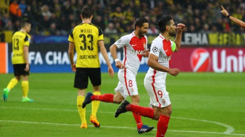 Los jugadores del M&oacute;naco celebran uno de los goles contra el Dortmund