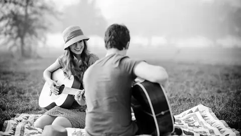 Pareja con guitarra Pareja con guitarra