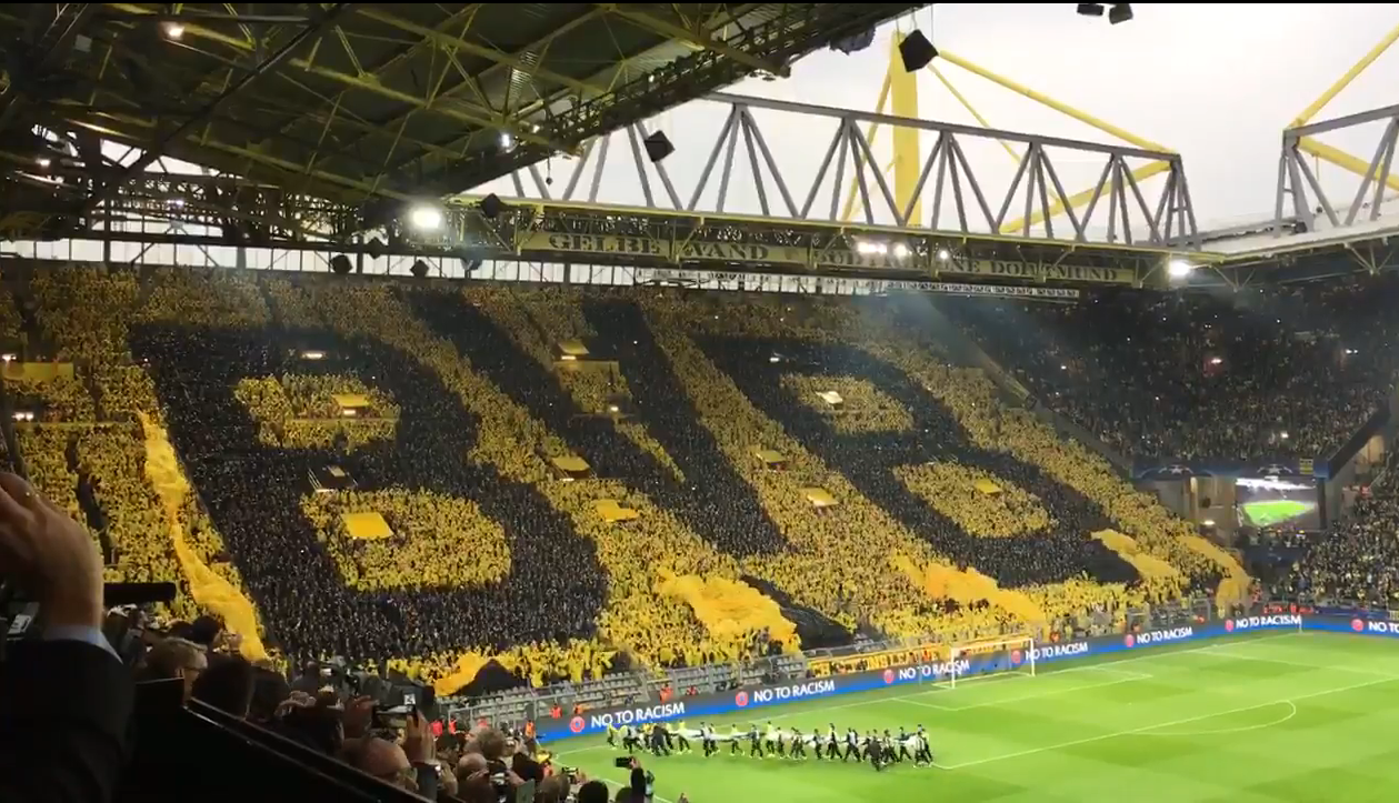 Espectacular recibimiento de la afición del Dortmund a su equipo con un brutal mosaico Espectacular recibimiento de la afición del Dortmund a su equipo con un brutal mosaico
