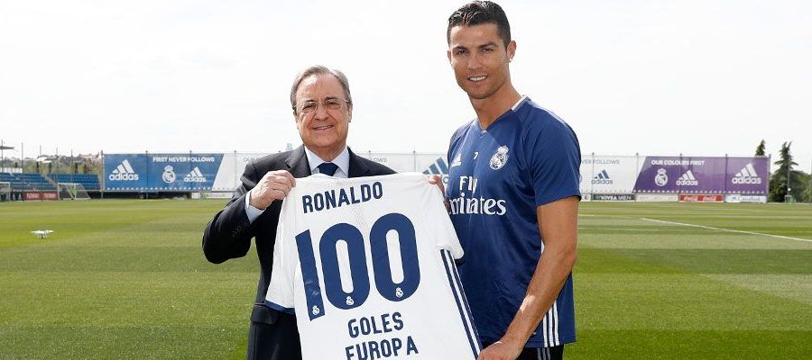 Florentino Pérez da a Cristiano Ronaldo una camiseta conmemorativa por sus 100 goles en Europa Florentino Pérez da a Cristiano Ronaldo una camiseta conmemorativa por sus 100 goles en Europa