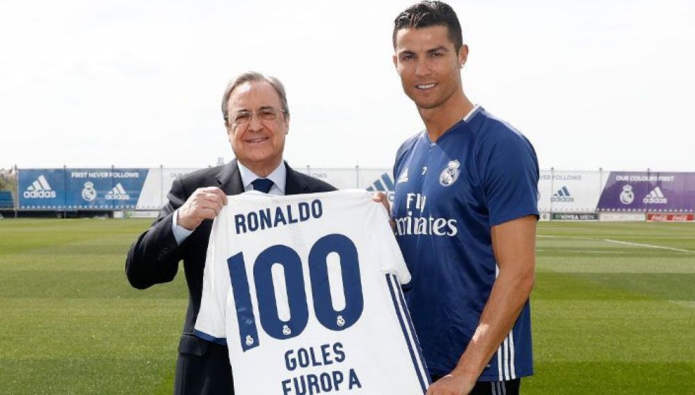 Florentino Pérez da a Cristiano Ronaldo una camiseta conmemorativa por sus 100 goles en Europa