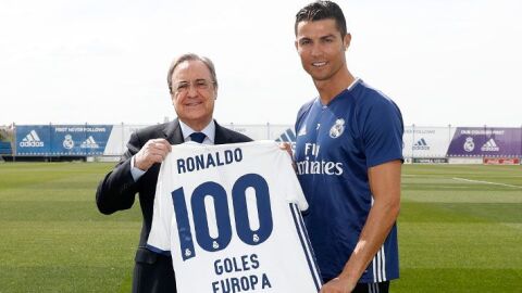 Florentino P&eacute;rez da a Cristiano Ronaldo una camiseta conmemorativa por sus 100 goles en Europa