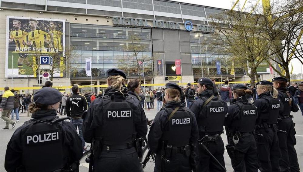 Policías en el estadio Signal Iduna Park, un día después de que tres explosivos estallaran junto al autobús del Borussia Dortmund