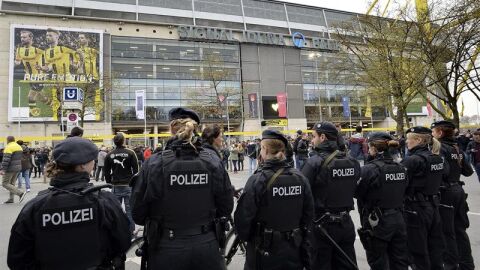 Polic&iacute;as en el estadio Signal Iduna Park, un d&iacute;a despu&eacute;s de que tres explosivos estallaran junto al autob&uacute;s del Borussia Dortmund