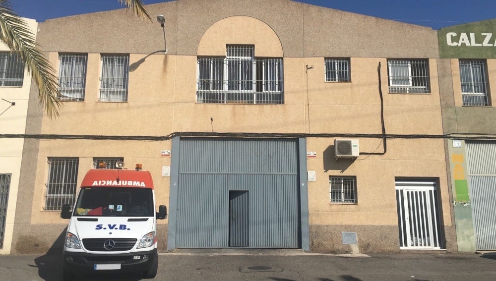 Ambulancia del Soporte Vital Básico en el polígono de Carrús de Elche.