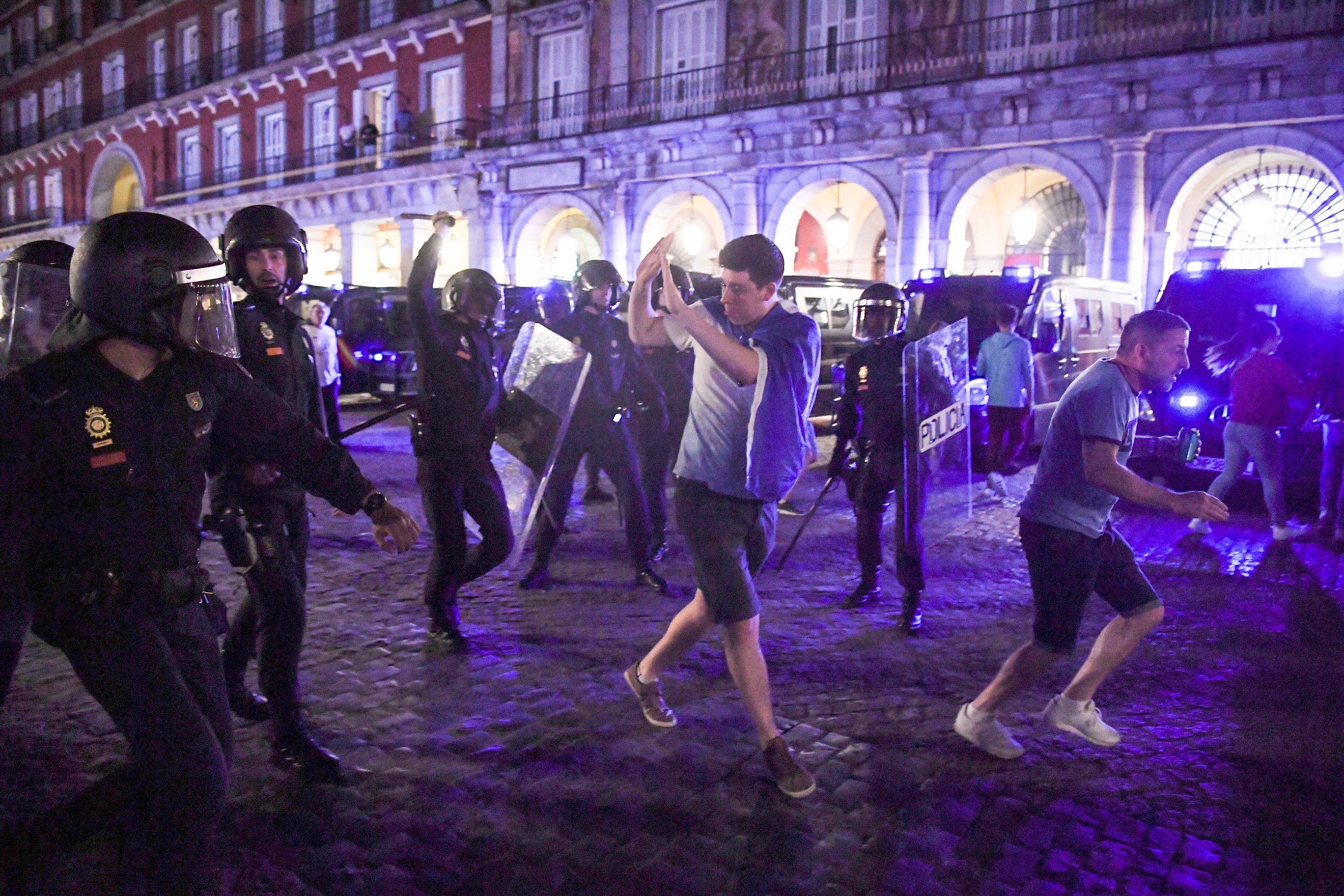 Ocho ultras del Leicester, condenados a prisión tras los disturbios provocados en la Plaza Mayor Ocho ultras del Leicester, condenados a prisión tras los disturbios provocados en la Plaza Mayor