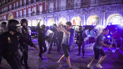 Aficionados del Leicester intentan zafarse de la Policía en la Plaza Mayor de Madrid Aficionados del Leicester intentan zafarse de la Policía en la Plaza Mayor de Madrid
