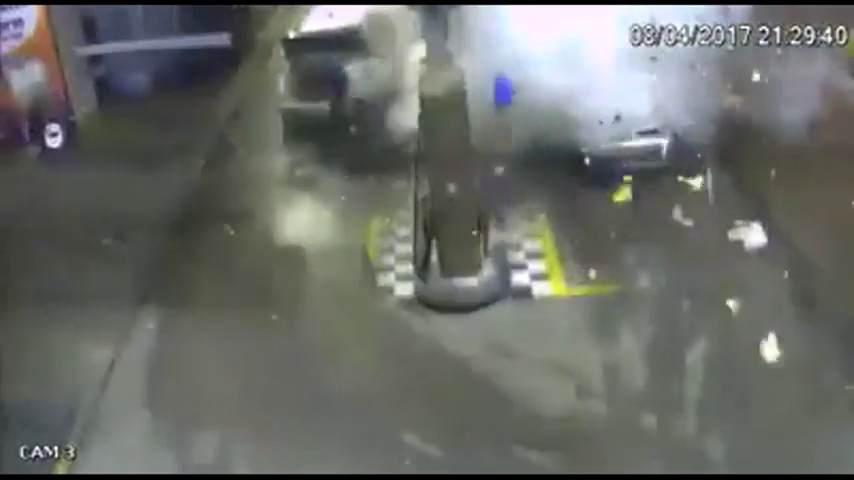 Muere una mujer y un hombre resulta herido al explotar un coche mientras echaba combustible Muere una mujer y un hombre resulta herido al explotar un coche mientras echaba combustible