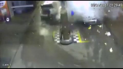 Frame 6.243293 de: Un coche explota de forma repentina cuando cargaba combustible