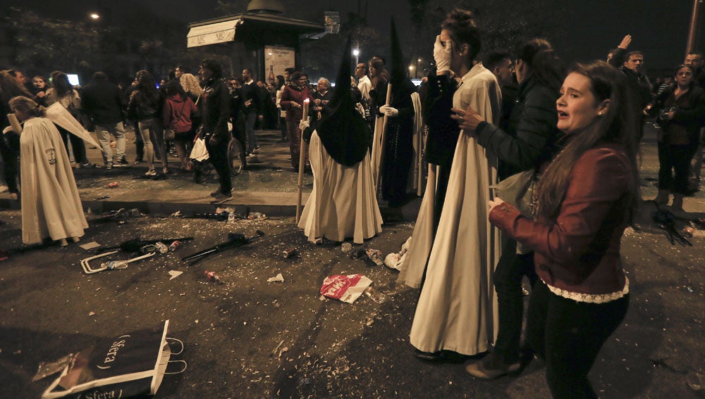 El juez decreta prisión para tres de los detenidos por los disturbios en la Madrugá de Sevilla El juez decreta prisión para tres de los detenidos por los disturbios en la Madrugá de Sevilla