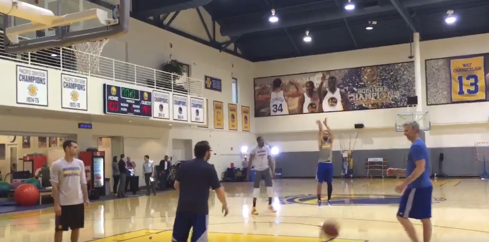 Stephen Curry y Kevin Durant se pican a un concurso de triples en pleno entrenamiento Stephen Curry y Kevin Durant se pican a un concurso de triples en pleno entrenamiento