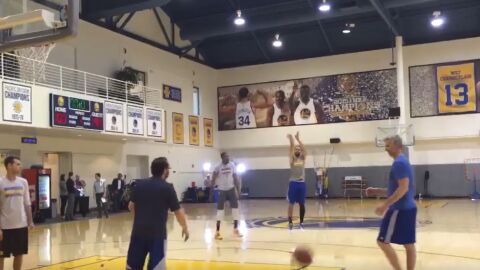 Curry lanza a canasta ante la mirada de Kevin Durant