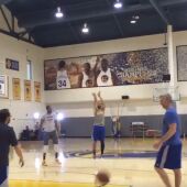 Curry lanza a canasta ante la mirada de Kevin Durant
