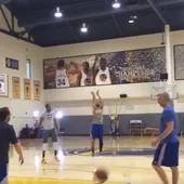 Curry lanza a canasta ante la mirada de Kevin Durant Curry lanza a canasta ante la mirada de Kevin Durant