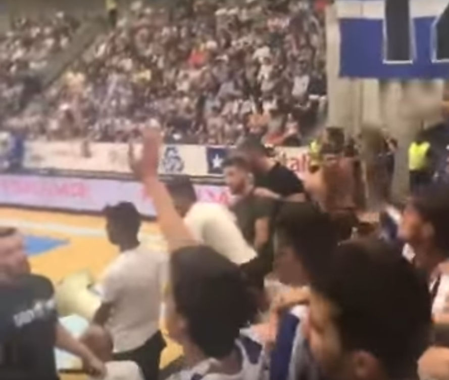 El lamentable cántico de la afición del Oporto: "Ojalá el avión del Chapecoense fuese el del Benfica" El lamentable cántico de la afición del Oporto: "Ojalá el avión del Chapecoense fuese el del Benfica"