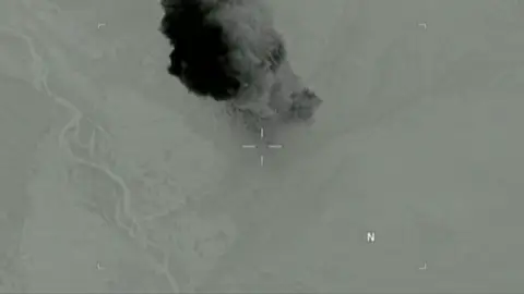 Frame 22.844909 de: El Pentágono hace público el vídeo de cómo explotó la "Madre de todas las bombas" en Afganistán Frame 22.844909 de: El Pentágono hace público el vídeo de cómo explotó la "Madre de todas las bombas" en Afganistán